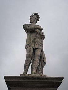 Statue en pierre grise d'Olivier V de Clisson en armure, portant l'épée de connétable.