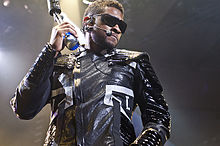 Usher faisant son spectacle au Madison Square pendant son OMG Tour, en 2010.