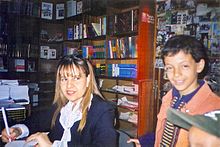 Nassima Terfaya dans une vente-dédicace de son premier roman (2002), Librairie El Hadjar, Annaba, Algérie