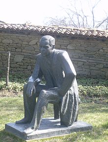 Statue de Yordan Yovkov à Zheravna, dans la cour de sa maison