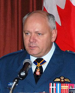 L. Gén. Charles Bouchard s'adressant aux militaires canadiens.
