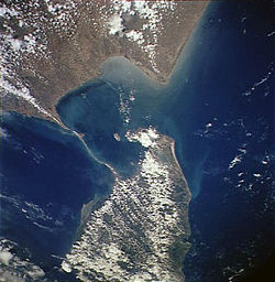 Image satellite du détroit de Palk avec l'Inde en haut et le Sri Lanka en bas.