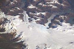 Image satellite d'une partie du champ de glace Sud de Patagonie avec l'Aguilera sur le bord gauche.