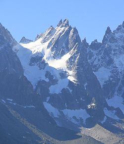 L'aiguille de Blaitière et la partie haute du glacier des Nantillons.  on peut distinguer la partie basse du glacier dans les moraines.