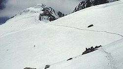 Glacier de l'Aneto avec en arrière-plan le sommet de l'Aneto (3 404 m), vue prise depuis le Portillon supérieur.