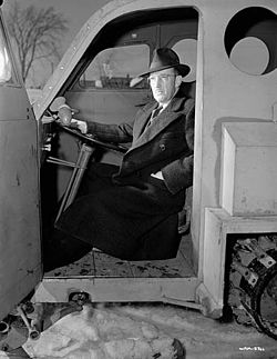 Joseph-Armand Bombardier au volant d'un véhicule militaire canadien, fabriqué par son entreprise, en mars 1943.