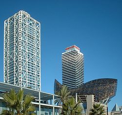 A gauche, l'Hôtel Arts, à droite la Torre Mapfre et au centre le Poisson de Frank Gehry.