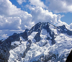 Vue de la face nord du Bonanza Peak depuis le mont Lyall.