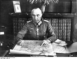 General der Artillerie Paul Bader assis à son bureau, avec une carte. Photo dédicacée manuscrite de l'été 1941