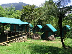 Quelques bungalows fait en bois et en bâche ainsi qu'un abri-repas..