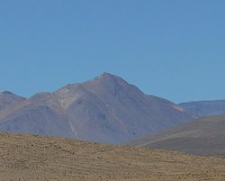 Le Cerro del Azufre vu depuis la Lagune Cañapa en Bolivie.