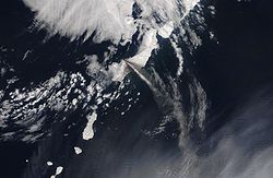 Image satellite d'une partie des îles Kouriles dont Paramouchir avec le Tchikouratchki en éruption émettant un panache volcanique.