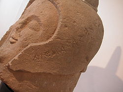 Inscriptions étrusques sur la tête d'une statue