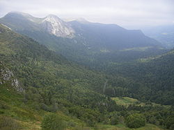 Le roc d'Hozières (roches claires) et la roche Taillade (à gauche) vu des pentes du puy Mary.