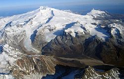 Vue aérienne du mont Fourpeaked quelques semaines après son éruption.