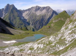 Le Freispitze (à gauche), le Jägerrücken (au centre), le refuge Memminger, le lac Seewisee et le Seekogel (à droite), vus de l'est