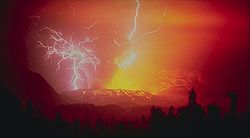 Vue nocturne de l'éruption du Galunggung en 1982.