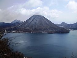 Vue du mont Haruna et du lac Haruna en 2009.