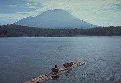 Vue du Lamongan depuis le lac du même nom, à l'ouest
