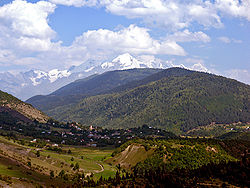 Vue du pic Tetnouldi (en arrière-plan) s'élevant au-dessus de village Latali.