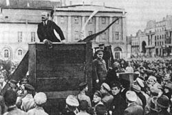 Lénine avec Trotsky haranguant la foule en 1920.