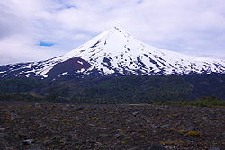 Le cône enneigé du volcan Llaima.
