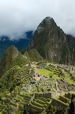 Le Huayna Picchu au-dessus des ruines de Machu Picchu