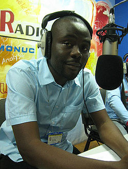 Cédric Kalonji dans le studio de Radio Okapi à Kinshasa, en octobre 2007