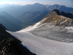 Vue partielle du glacier en fin d'été. Premier plan à droite, le pic de Montferrat. En arrière-plan, Gavarnie et le massif du Mont-Perdu.
