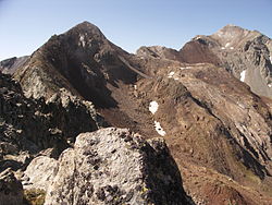 Vue du pic d'Estaragne sur la gauche et du pic de Campbieil au fond à droite depuis le col d'Estaragne.