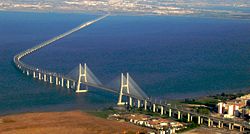 Vue aérienne du pont Vasco da Gama au-dessus de la mer de Paille.