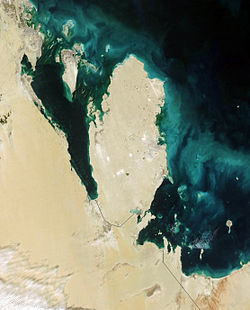 Image satellite du golfe de Bahreïn et du Bahreïn dans le centre gauche bordé par l'Arabie saoudite à l'ouest et au sud, le Qatar au centre et ouvert sur le golfe Persique en direction du nord.