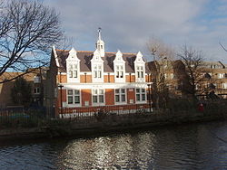 La bibliothèque de Queen's Park sur Harrow Road.