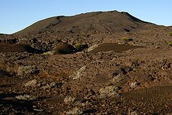 Le plus grand cratère du piton Haüy vu depuis le sud.