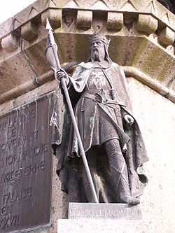 Statue de Robert le Magnifique sur le socle de celle du Conquérant à Falaise