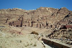 Les tombes royales de Pétra, creusées dans le flanc du djebel Khubtha