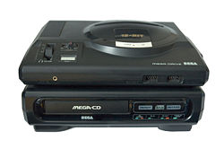 1er modèle du Mega-CD, positionné sous la Megadrive de première génération.