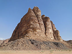 Rocher surnommé Les Sept Piliers de la Sagesse dans le Wadi Rum