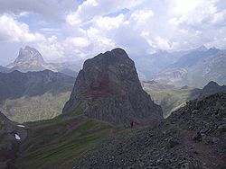 Pic d'Anayet au premier plan avec Pic du Midi d'Ossau en fond.