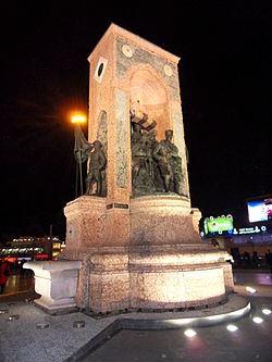 Taksim Cumhuriyet Anıtı.jpg