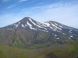 Vue des volcans Tanaga (à gauche) et Tanaga Est (à droite) sur l'île Tanaga.