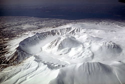 Vue aérienne de la caldeira d'Ugashik avec le mont Peulik sur la droite hors du cadre de la photographie.