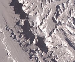 Image satellite du massif Vinson avec le mont Vinson au nord du plateau sommital et le glacier Nimitz en bas à gauche