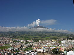 Le Galeras en éruption vu depuis San Juan de Pasto.