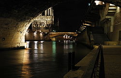 La promenade dans sa première partie et de nuit vue depuis le pont Saint-Michel.