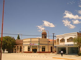 Vue du centre de La Quiaca (à g.) et camions à la frontière, avec Villazón (Bolivie) à l'arrière plan (à dr.).