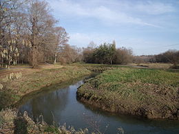L'Ardanavy sépare à cet endroit Briscous (à droite) et Urcuit (à gauche). Un parcours de santé et un sentier de randonnée sont aménagés sur ses digues.