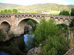 Pont gênois à trois arches sur le Tavignano, près d'Altiani. Le pont est  situé sur la RN 200.