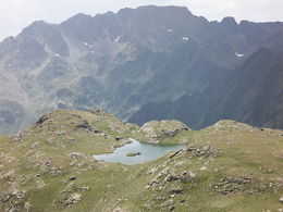 L'étang des Clots, avec en fond la Pointe de Roumazet (2 842 m)