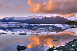 Le Jökulsárlón, miroir du ciel islandais ; amorce du Vatnajökull à l'arrière plan à droite